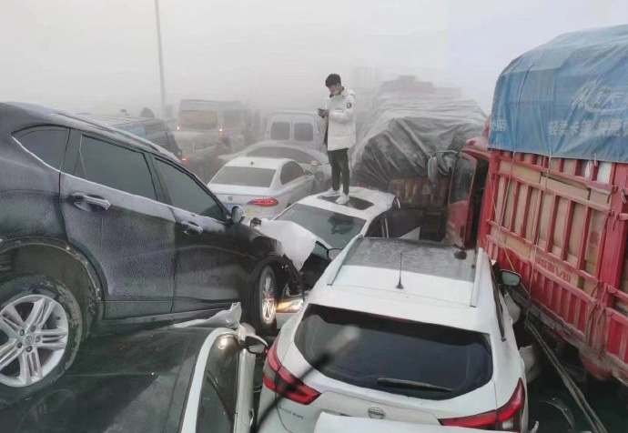 巍泰技術(shù)霧區(qū)車輛檢測雷達輔助霧天行車安全誘導(dǎo)裝置實現(xiàn)車輛安全誘導(dǎo)行駛與防追尾警示